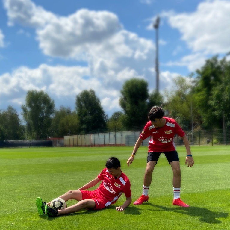 Die Freunde Hutahaifa und Fraidon auf dem Fuballplatz  (Foto: SWR)