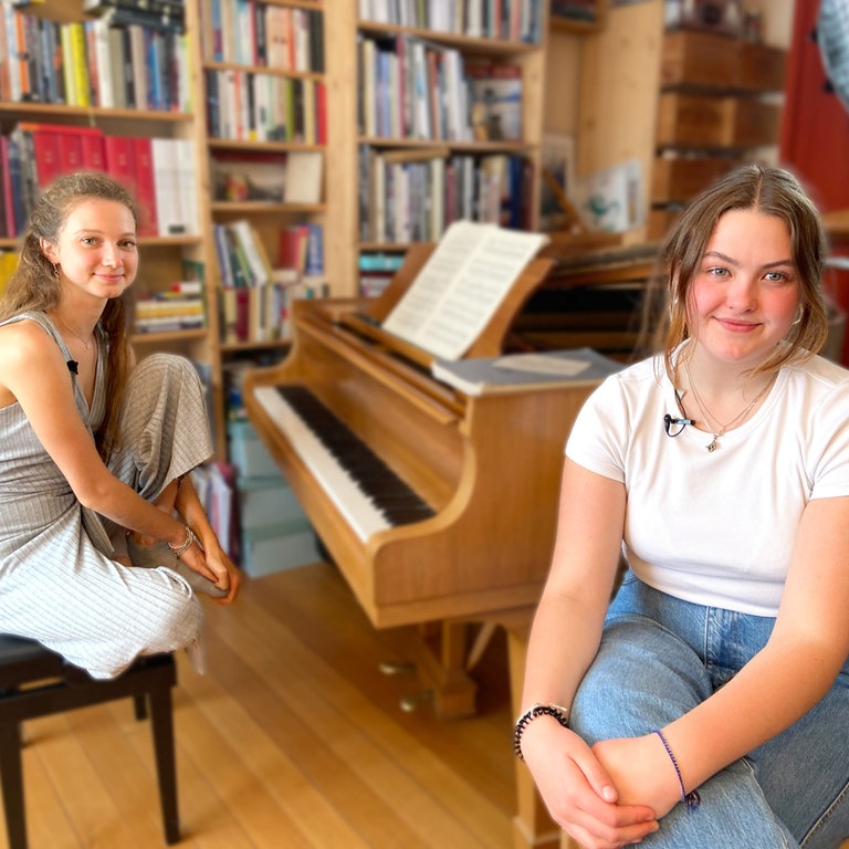 Die beiden Freundinnen Ayla und Anastassia vor einem Klavier. (Foto: SWR)