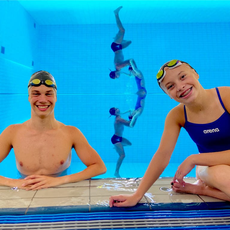 Synchronschwimmer Georgia und Robin am Beckenrand. (Foto: SWR)