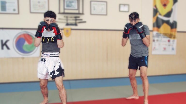 Yazan und Tarek bei ihrem Hobby Thaiboxen.  (Foto: SWR)