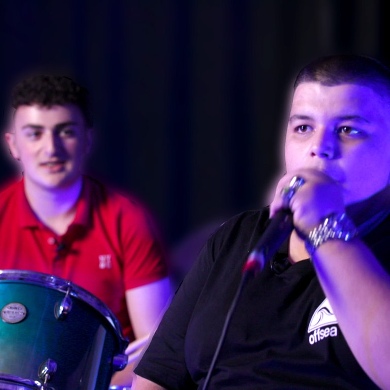 Heidar und Ruben auf der Bühne beim Beatboxen und Rappen.  (Foto: SWR)