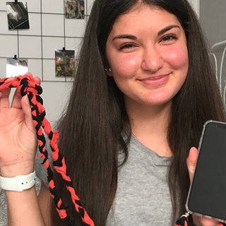 Alissa flechtet eine Kette fürs Handy (Foto: SWR)