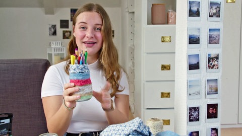 Isabelle mit einer selbstgebastelten Stiftebox. (Foto: SWR)