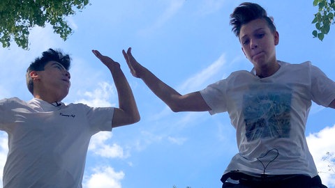 Jerome und Rico springen und klatschen sich ab (Foto: SWR)