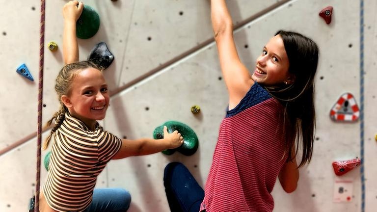 Mia und Marah beim Klettern (Foto: SWR)