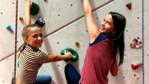 Mia und Marah beim Klettern (Foto: SWR)