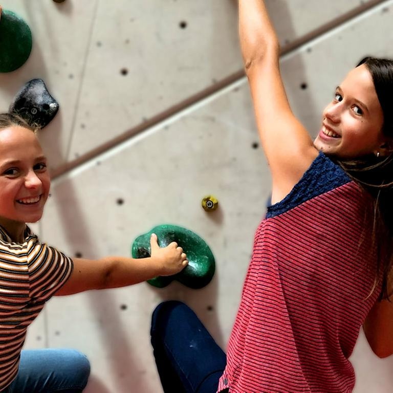 Mia und Marah beim Klettern (Foto: SWR)