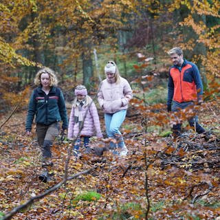 Anne-Sophie Knop nimmt Johannes und die Cousinen Nele und Liv mit in den Wald (Foto: SWR)