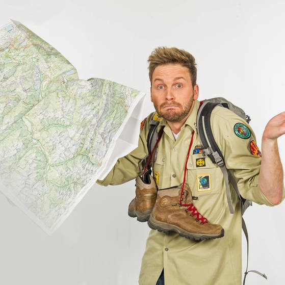 Johannes mit Pfadfinderabzeichen, Wanderschuhen und Landkarte (Foto: SWR)