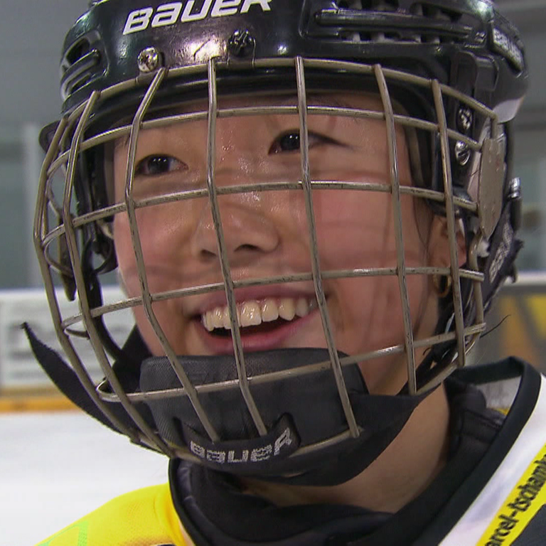 Lola Liang in ihrem Eishockey-Outfit (Foto: SWR)