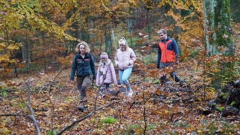 Anne-Sophie Knop nimmt Johannes und die Cousinen Nele und Liv mit in den Wald (Foto: SWR)