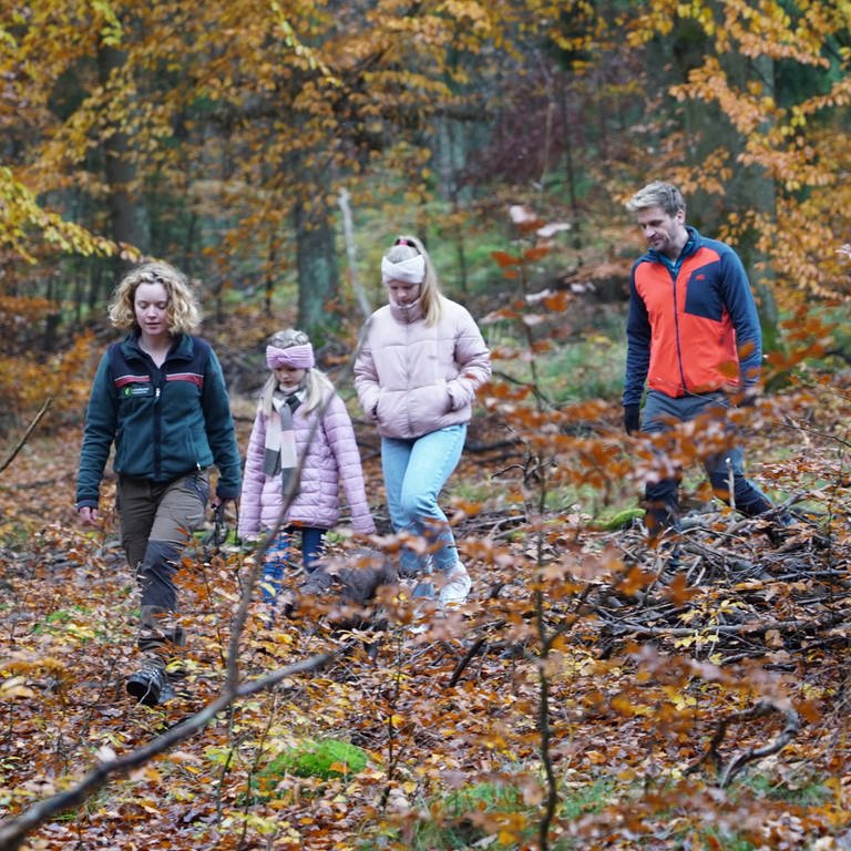 Anne-Sophie Knop nimmt Johannes und die Cousinen Nele und Liv mit in den Wald (Foto: SWR)