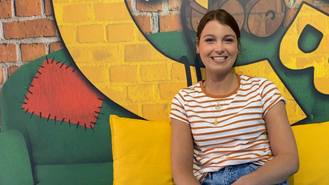 Laura beantwortet Fragen (Foto: SWR)