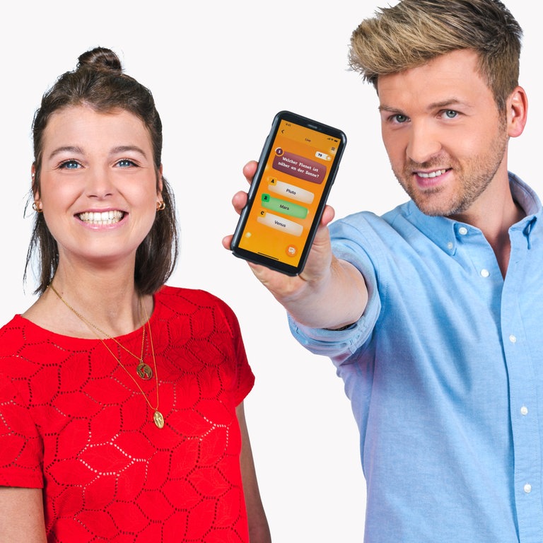 Laura und Johannes mit der KiKA Quiz App (Foto: SWR, Christian Koch)