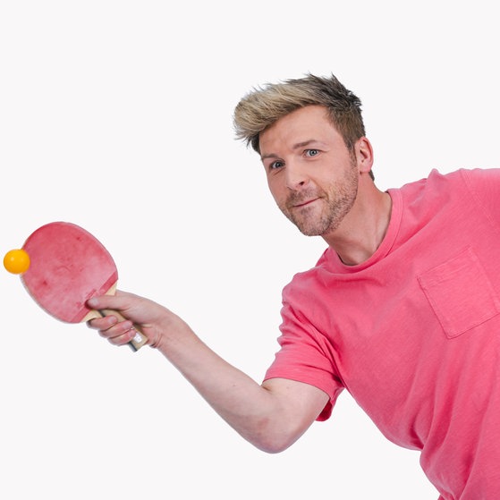 Moderator Johannes spielt Tischtennis (Foto: SWR, Christian Koch)