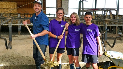 Rahel, Nisret und Sarah gegen Johannes auf dem Bauernhof (Foto: SWR)