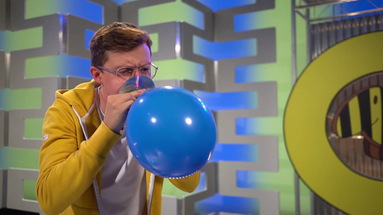 Physik-Experte Jacob mit einem Luftballon (Foto: SWR)