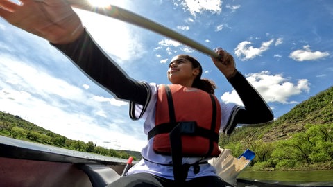 Tigerenten-Reporterin Filipa im Kajak auf der Mosel (Foto: SWR)