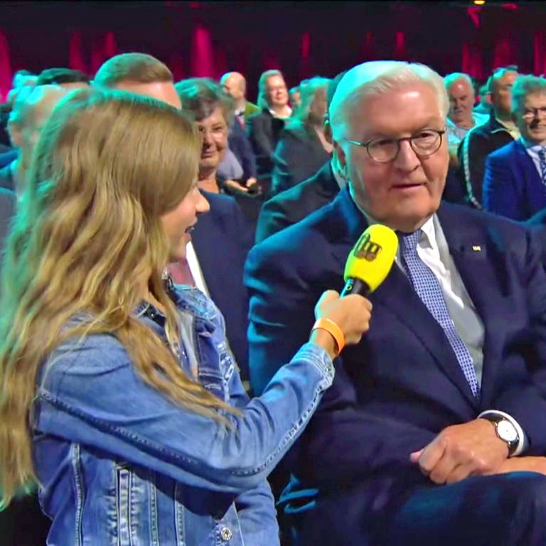 Tigerenten-Reporterin Luisa mit Bundespräsident Frank-Walter Steinmeier beim Deutschen Schulpreis 2023 (Foto: SWR)