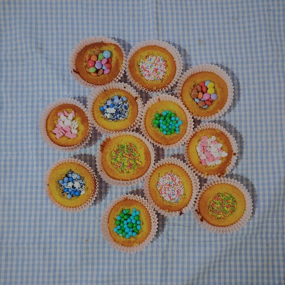 Piñata-Muffins: Befüllt mit Streuseln und Schokolinsen (Foto: SWR)