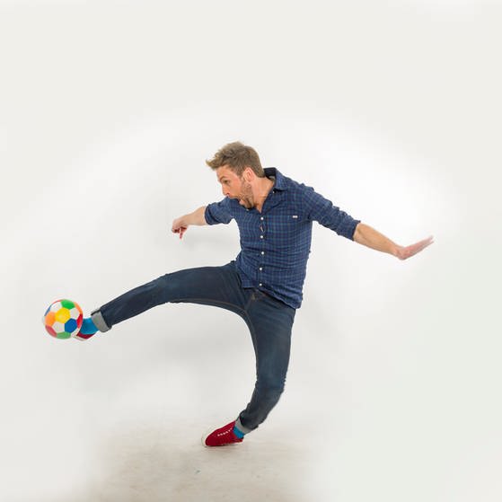 Johannes spielt Fußball (Foto: SWR, SWR/Alex Kluge)