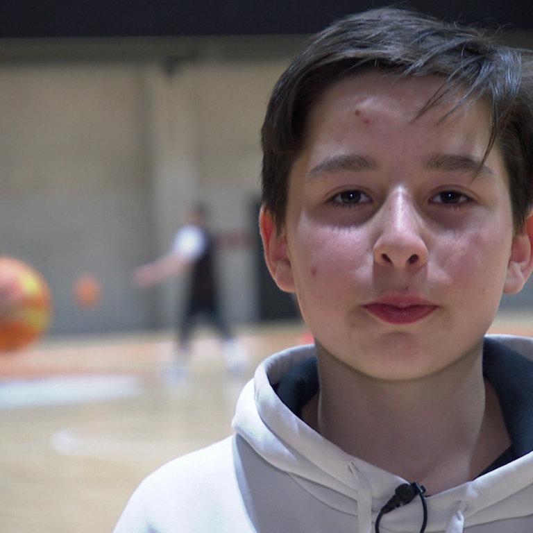 Tom beim Basketballtraining (Foto: SWR)