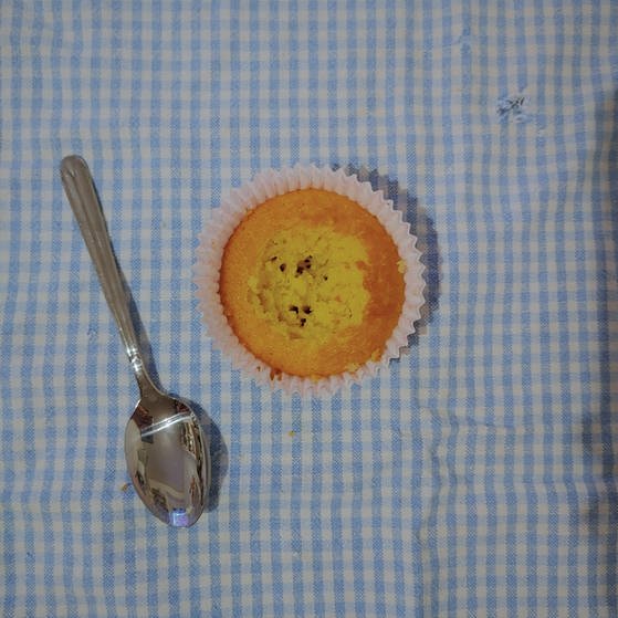 Piñata-Muffins: Aushöhlen des Muffins mit einem Löffen (Foto: SWR)