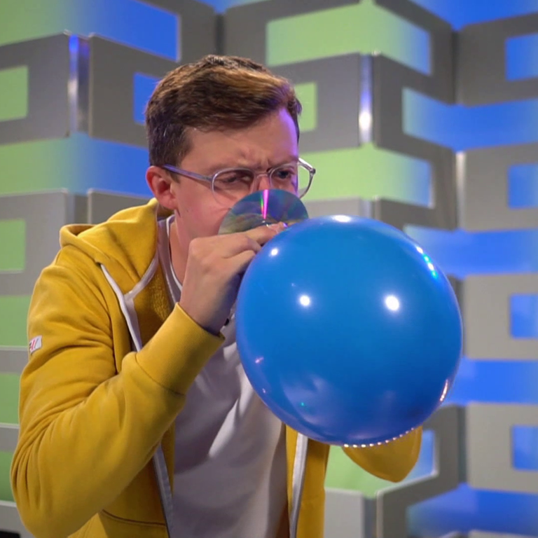 Physik-Experte Jacob mit einem Luftballon