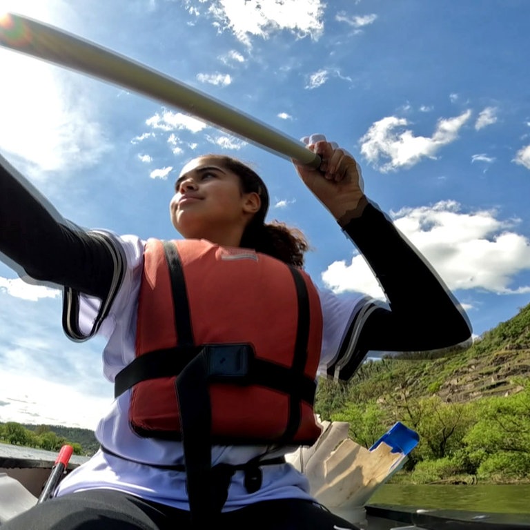 Tigerenten-Reporterin Filipa im Kajak auf der Mosel (Foto: SWR)