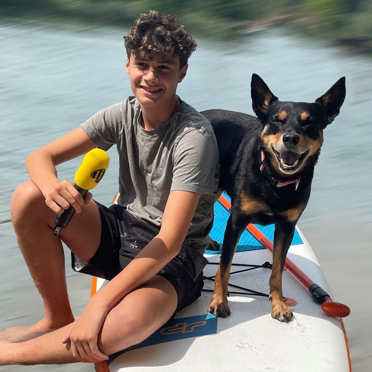 Mika beim SUP mit Hund