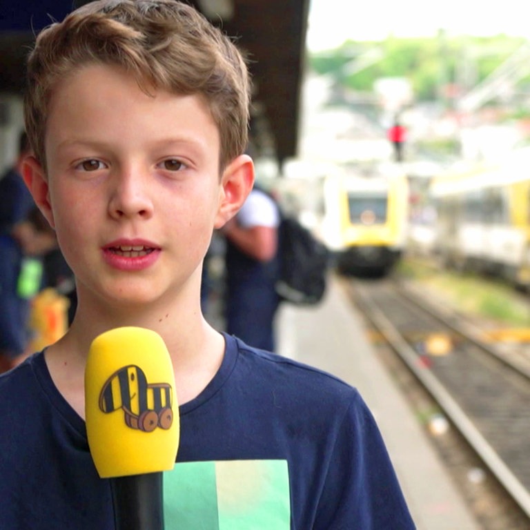 Reporter Janne bei der Bahn (Foto: SWR)