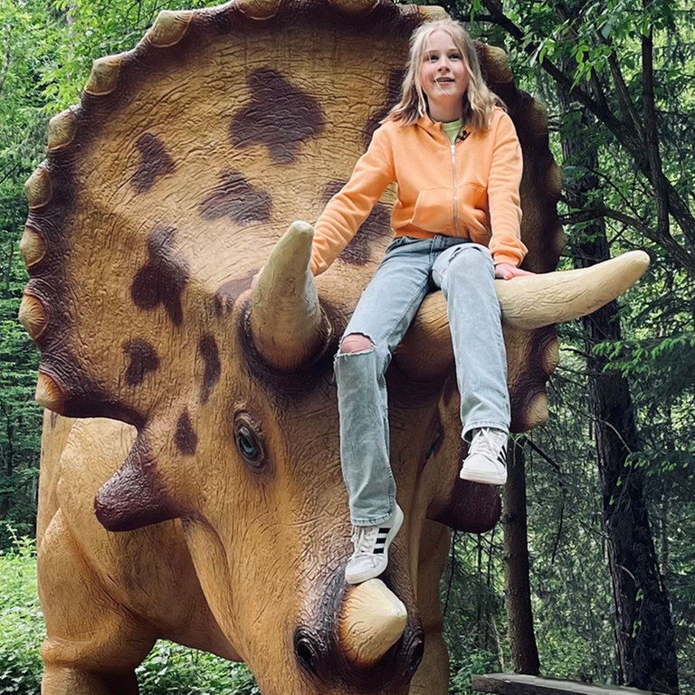 Tigerenten-Reporterin Jule im Dino-Park (Foto: SWR)