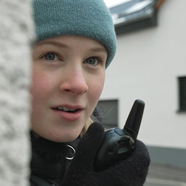 Detektiv Alexander und Reporterin Jule mit Funkgeräten (Foto: SWR)