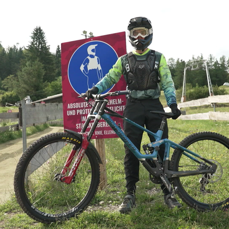 Mateo mit Downhill-Bike und Schutzausrüstung