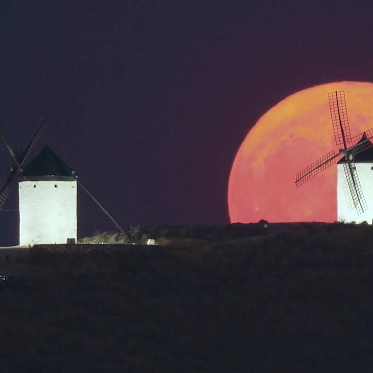 Riesiger Mond hinter einer Windmühle