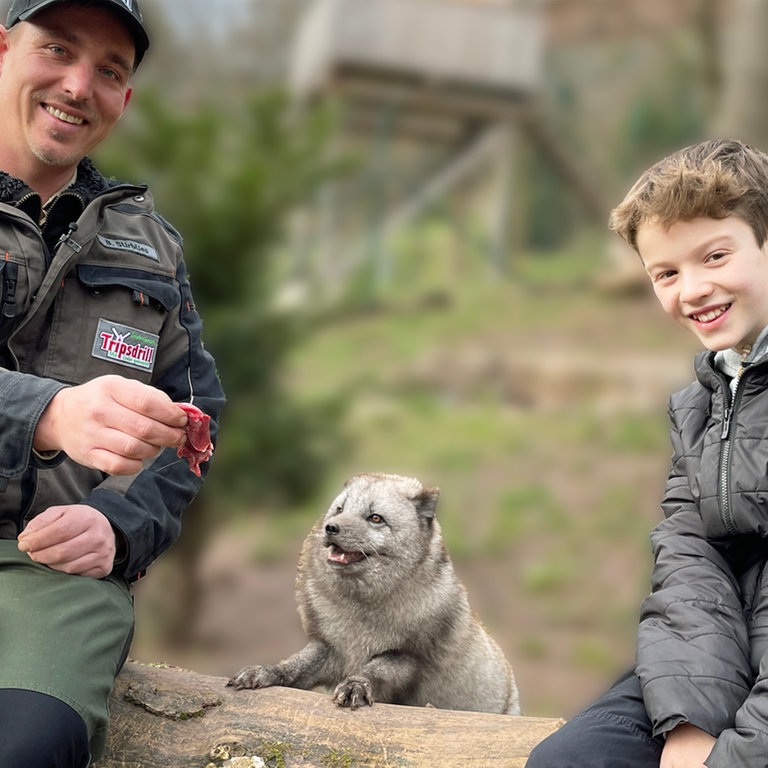 Janne hilft bei der Fütterung von Wildtieren