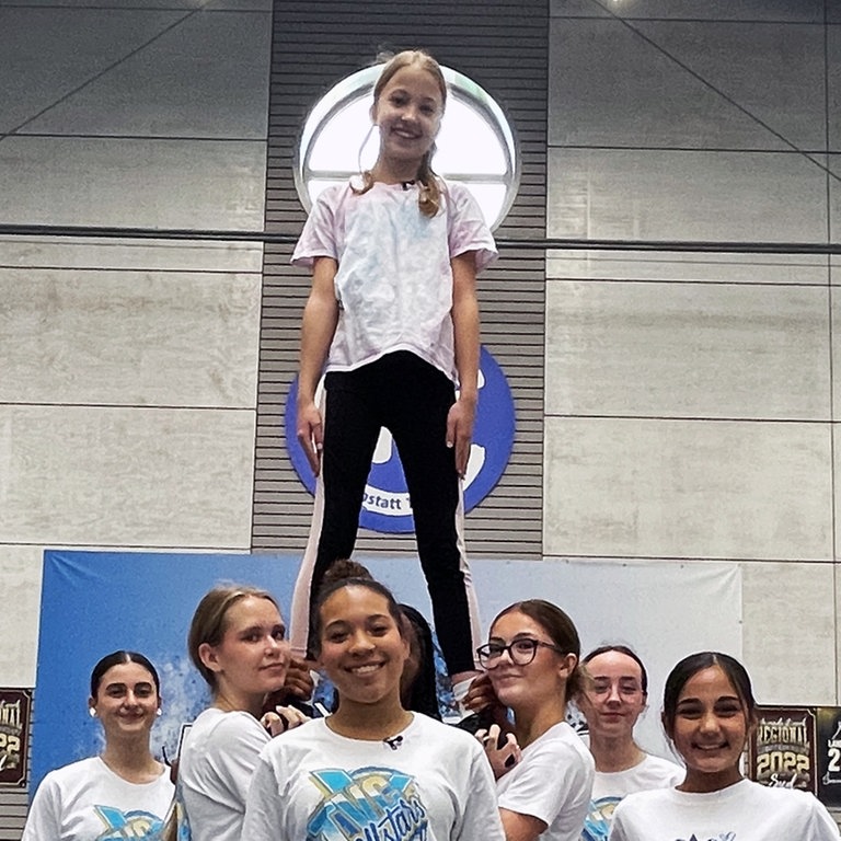 Emilia beim Cheerleading-Training