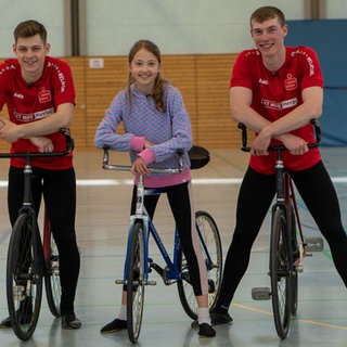 Emilia mit den Kunstradfahrern Simon Riedinger und Jonas Mächtig