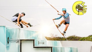Florian und Laura mit Wakebaords zeigen Tricks an Hindernissen (Foto: Laura Bertram und Florian Weiherer) Florian und Laura mit Wakebaords zeigen Tricks an Hindernissen