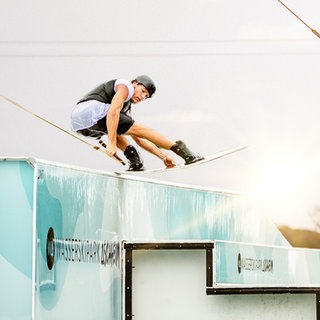 Florian und Laura mit Wakebaords zeigen Tricks an Hindernissen 