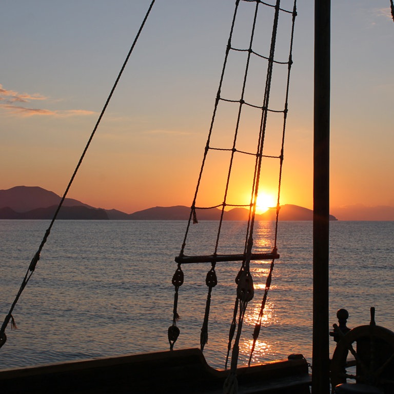 Ein Segelboot im Wasser (Foto: Colourbox)