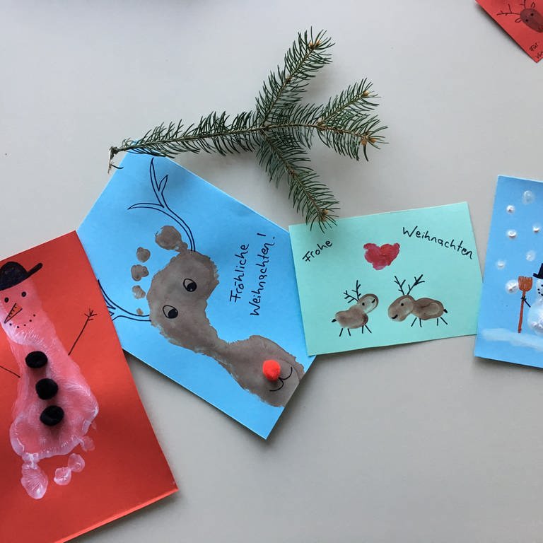 Selbst gemachte Weihnachtskarten aus Fuß- und Fingerabdrücken. (Foto: SWR, SWR)