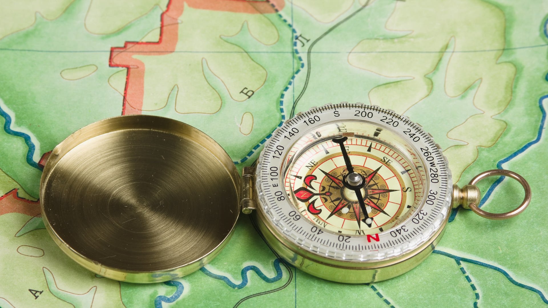 Ein Kompass auf einer Karte (Foto: Colourbox)