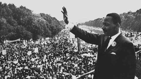 Martin Luther King spricht vor einer Menschenmenge (Foto: dpa)