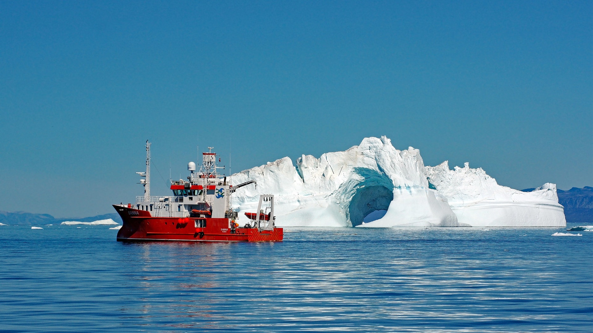 Foto: picture-alliance / Reportdienste, Zoonar/Reinhard Pantke Eisberge und ein Boot (Foto: picture-alliance / Reportdienste, Zoonar/Reinhard Pantke)