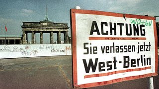 Ein Grenzübergang von Westberlin nach Ostberlin (Foto: picture-alliance / Reportdienste, dpa/lbn/Fotograf:Wolfgang Kumm)