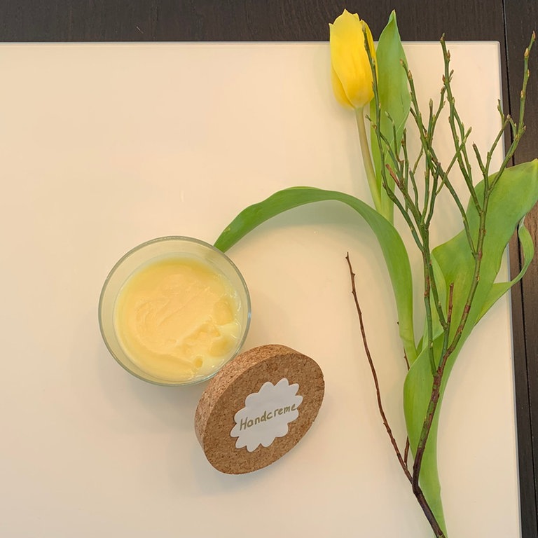 Selbstgemachte Handcreme und eine Blume (Foto: SWR)