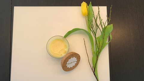 Selbstgemachte Handcreme und eine Blume (Foto: SWR)