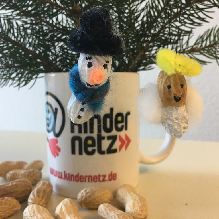 Erdnuss-Engel und Schneemann am Ast. (Foto: SWR)