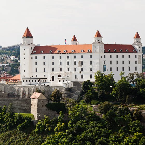Die Burg von Bratislava liegt oberhalb der Donau: Von dort aus sieht man sogar bis nach Österreich. (Foto: Colourbox)